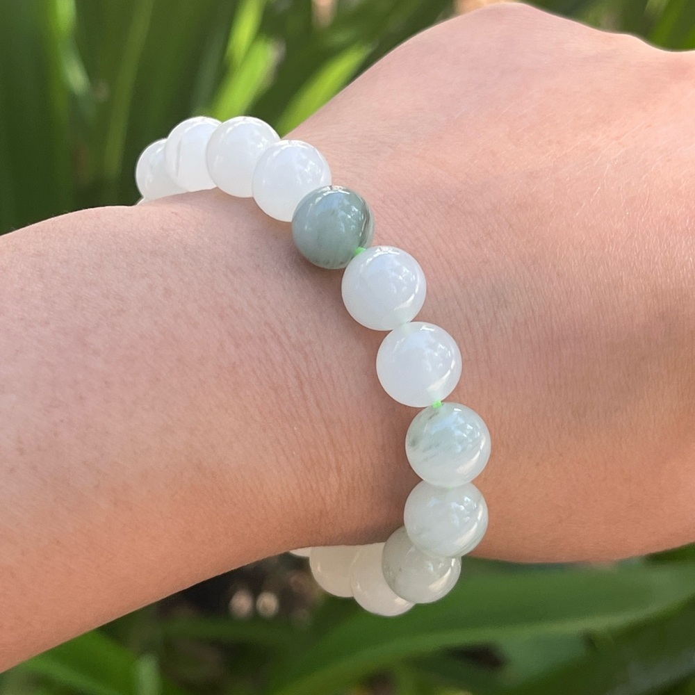 10mm stretchable Tianshan jade bracelet‎ - Picture 2 of 9